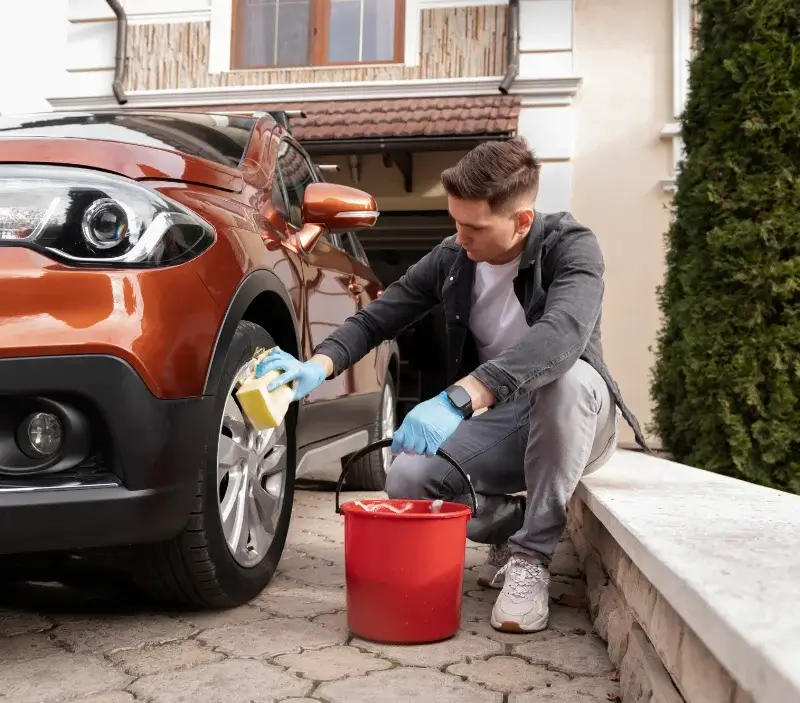 Lavage auto à domicile Saint-Martin : professionnel intervenant sur un véhicule
